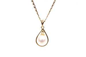 A pearl pendant on necklace in 9 carat yellow gold