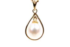 A pearl pendant on necklace in 9 carat yellow gold - 2
