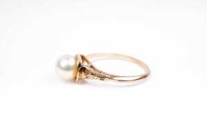 A pearl and diamond ring in 9 carat yellow gold - 3