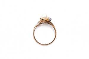 A pearl and diamond ring in 9 carat yellow gold - 4
