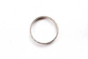 A ruby band in 9 carat white gold - 3