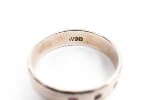 A ruby band in 9 carat white gold - 4