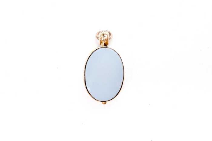 An antique oval locket in 9 carat yellow gold