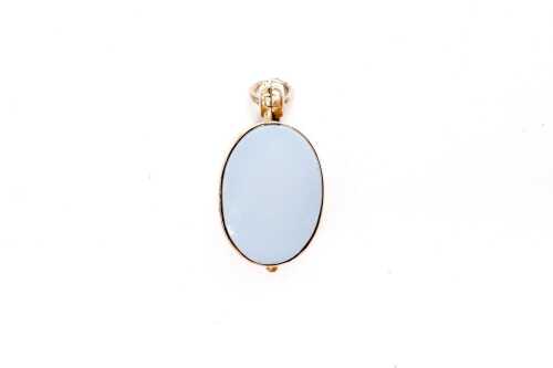An antique oval locket in 9 carat yellow gold