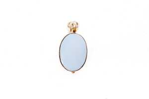 An antique oval locket in 9 carat yellow gold