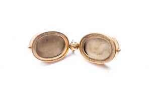 An antique oval locket in 9 carat yellow gold - 3