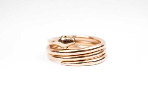 A vintage articulated snake ring in 9 carat yellow gold