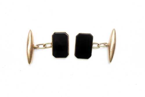 A pair of vintage onyx cufflinks in 9 carat yellow gold