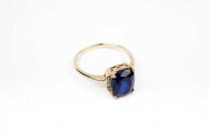 A synthetic sapphire and diamond ring in 9 carat yellow gold - 2