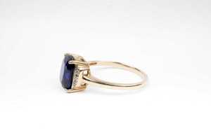 A synthetic sapphire and diamond ring in 9 carat yellow gold - 3
