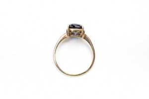 A synthetic sapphire and diamond ring in 9 carat yellow gold - 4