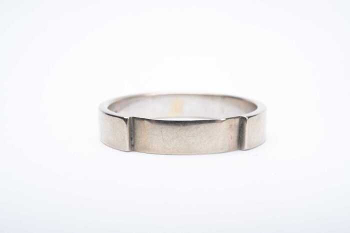 A fitted wedding band in 18 carat white gold