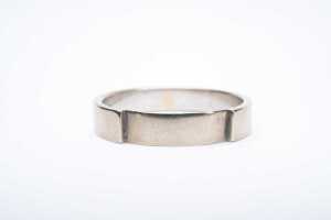 A fitted wedding band in 18 carat white gold