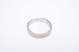A fitted wedding band in 18 carat white gold - 2