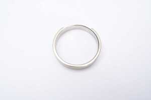 A fitted wedding band in 18 carat white gold - 3