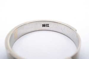 A fitted wedding band in 18 carat white gold - 4