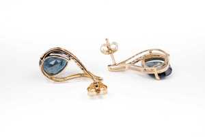 A pair of London blue topaz and diamond earrings in 9 carat yellow gold - 3