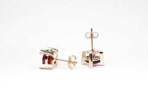 A pair of garnet and diamond earrings in 9 carat yellow gold - 3