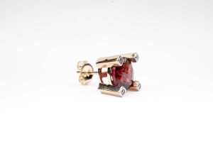A pair of garnet and diamond earrings in 9 carat yellow gold - 4