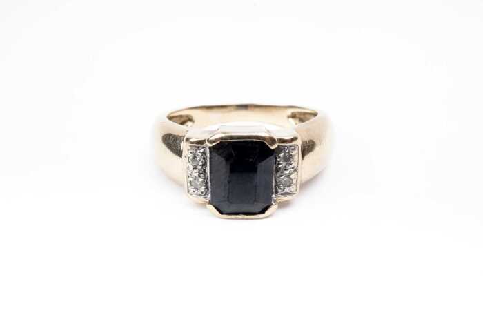 A sapphire and diamond ring in 9 carat yellow gold