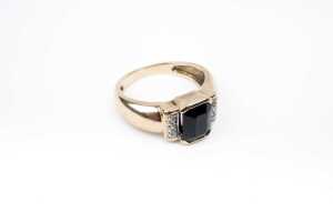 A sapphire and diamond ring in 9 carat yellow gold - 2