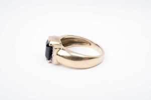 A sapphire and diamond ring in 9 carat yellow gold - 3