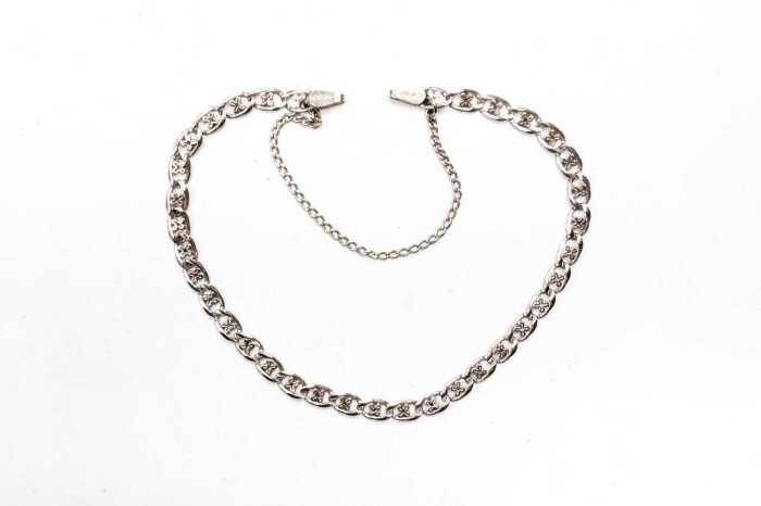 A fancy link bracelet in 9 carat white gold