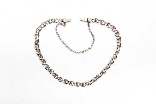 A fancy link bracelet in 9 carat white gold
