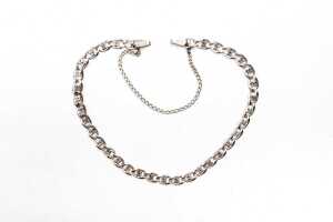 A fancy link bracelet in 9 carat white gold