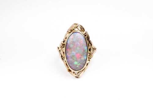 A vintage opal ring in 9 carat yellow gold