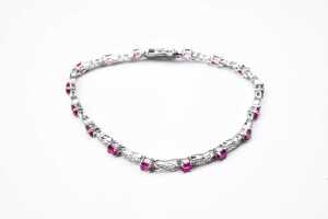 A ruby and diamond bracelet in 9 carat white gold - 2