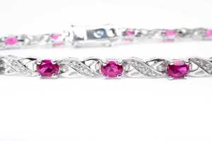 A ruby and diamond bracelet in 9 carat white gold - 3