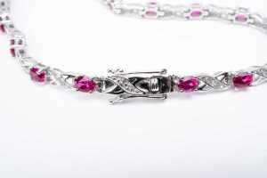 A ruby and diamond bracelet in 9 carat white gold - 4