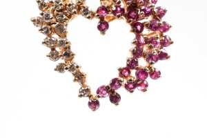 A ruby and diamond pendant in 14 carat yellow gold - 2