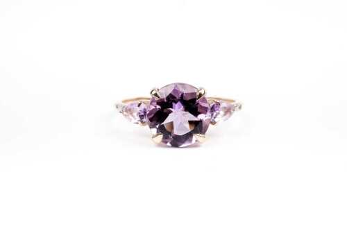 An amethyst and diamond ring in 9 carat yellow gold