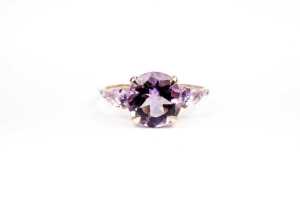 An amethyst and diamond ring in 9 carat yellow gold