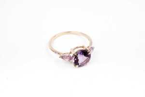 An amethyst and diamond ring in 9 carat yellow gold - 2