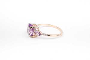 An amethyst and diamond ring in 9 carat yellow gold - 3