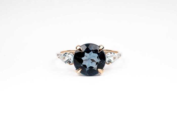 A blue topaz and diamond ring in 9 carat yellow gold