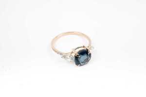 A blue topaz and diamond ring in 9 carat yellow gold - 2