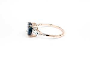 A blue topaz and diamond ring in 9 carat yellow gold - 3
