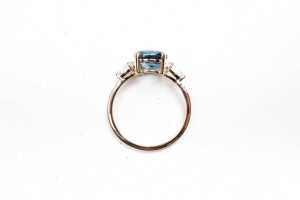 A blue topaz and diamond ring in 9 carat yellow gold - 4