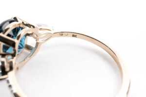 A blue topaz and diamond ring in 9 carat yellow gold - 5
