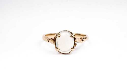 A vintage moonstone ring in 9 carat yellow gold