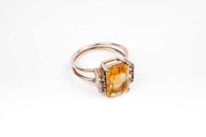 A citrine and white topaz ring in 9 carat yellow gold - 2