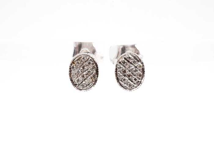 A pair of diamond earrings in 18 carat white gold