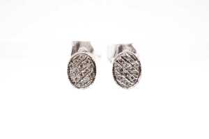 A pair of diamond earrings in 18 carat white gold