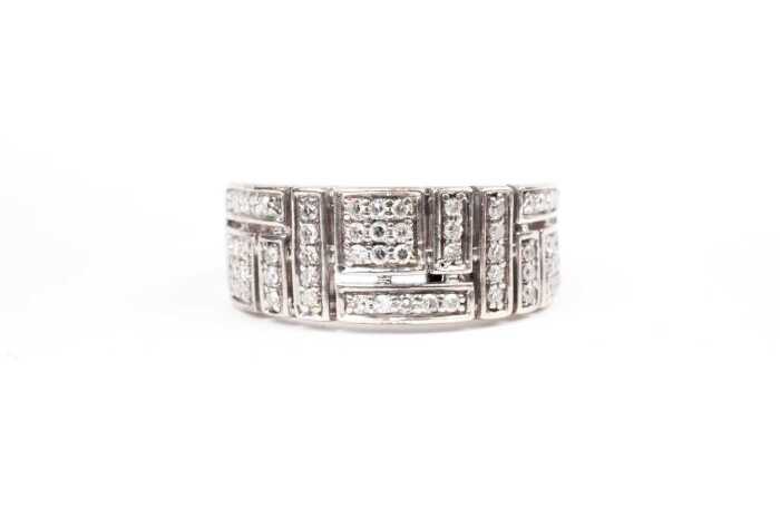 A diamond ring in 9 carat white gold