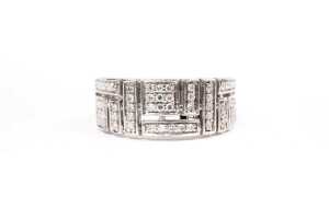 A diamond ring in 9 carat white gold