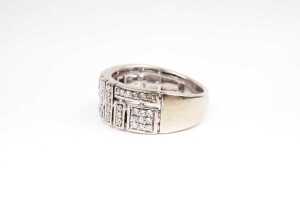 A diamond ring in 9 carat white gold - 3